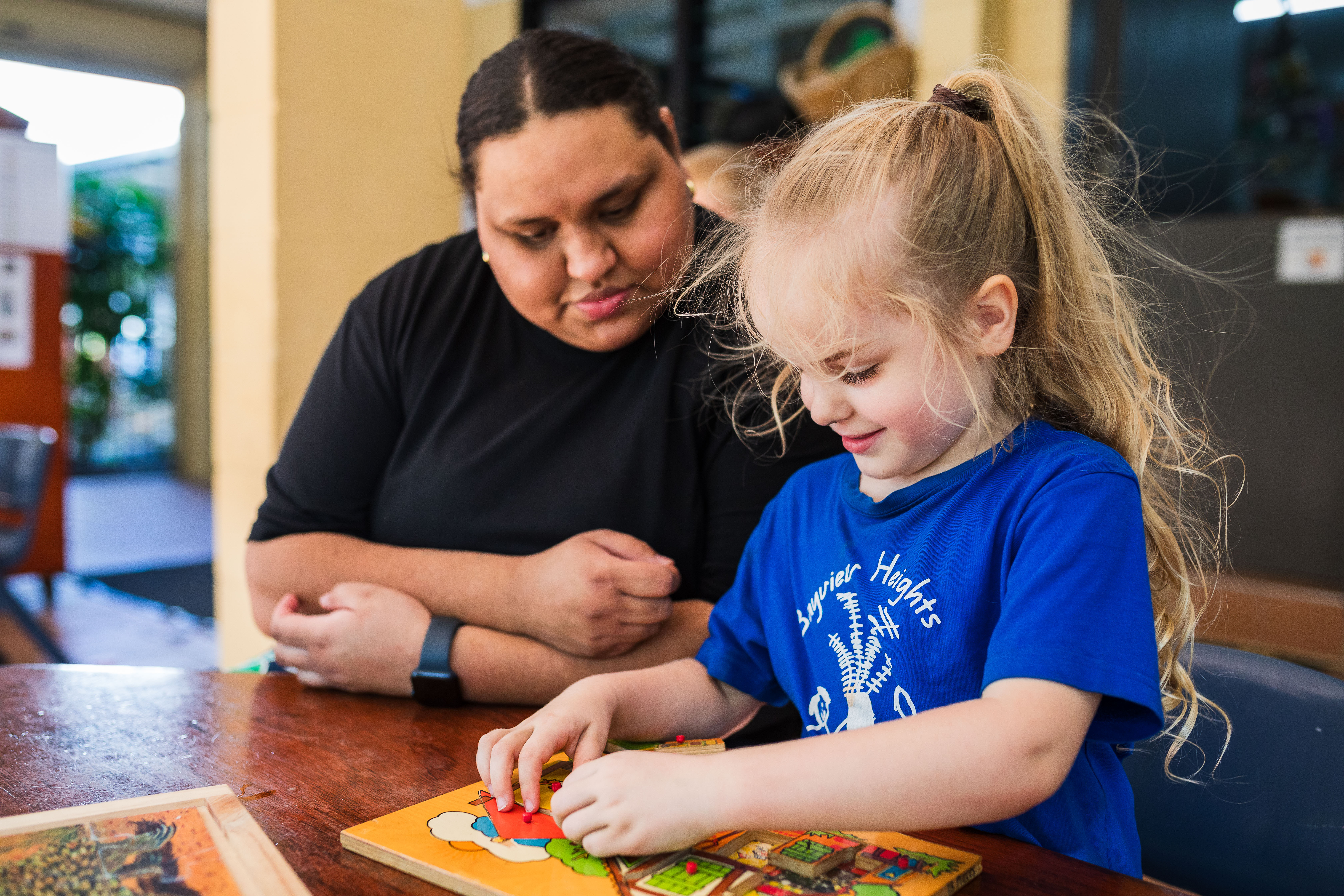 Educator and kindy child doing a puzzle
