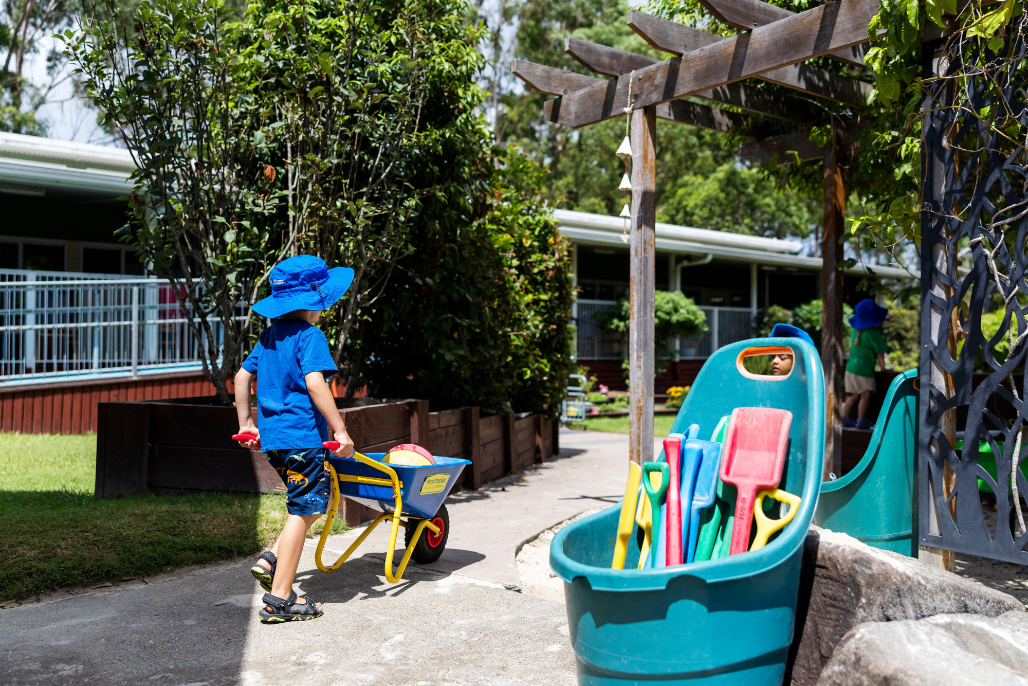 C&K Coomera - child with wheelbarrow