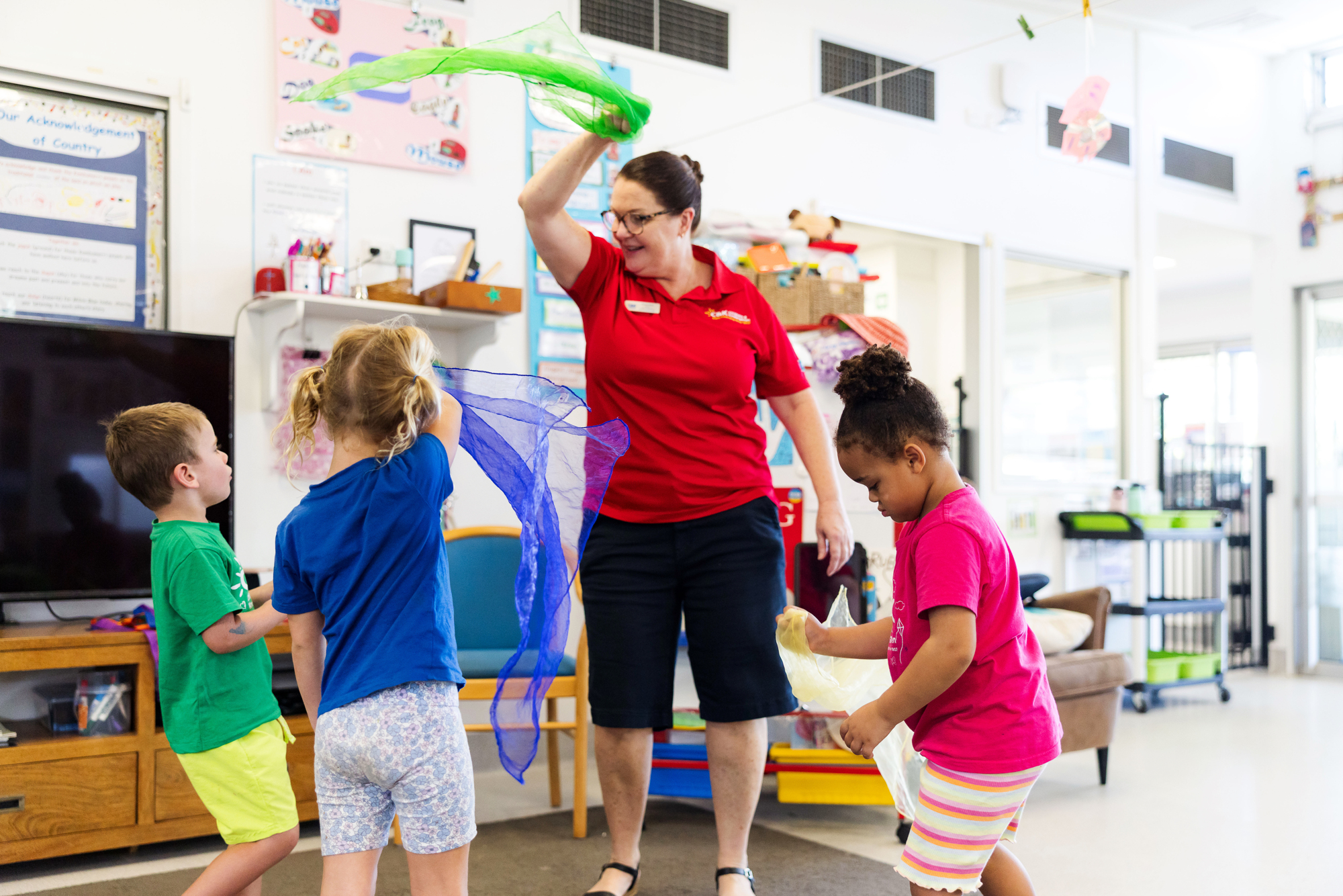C&K Mudgeeraba - educator and children dancing