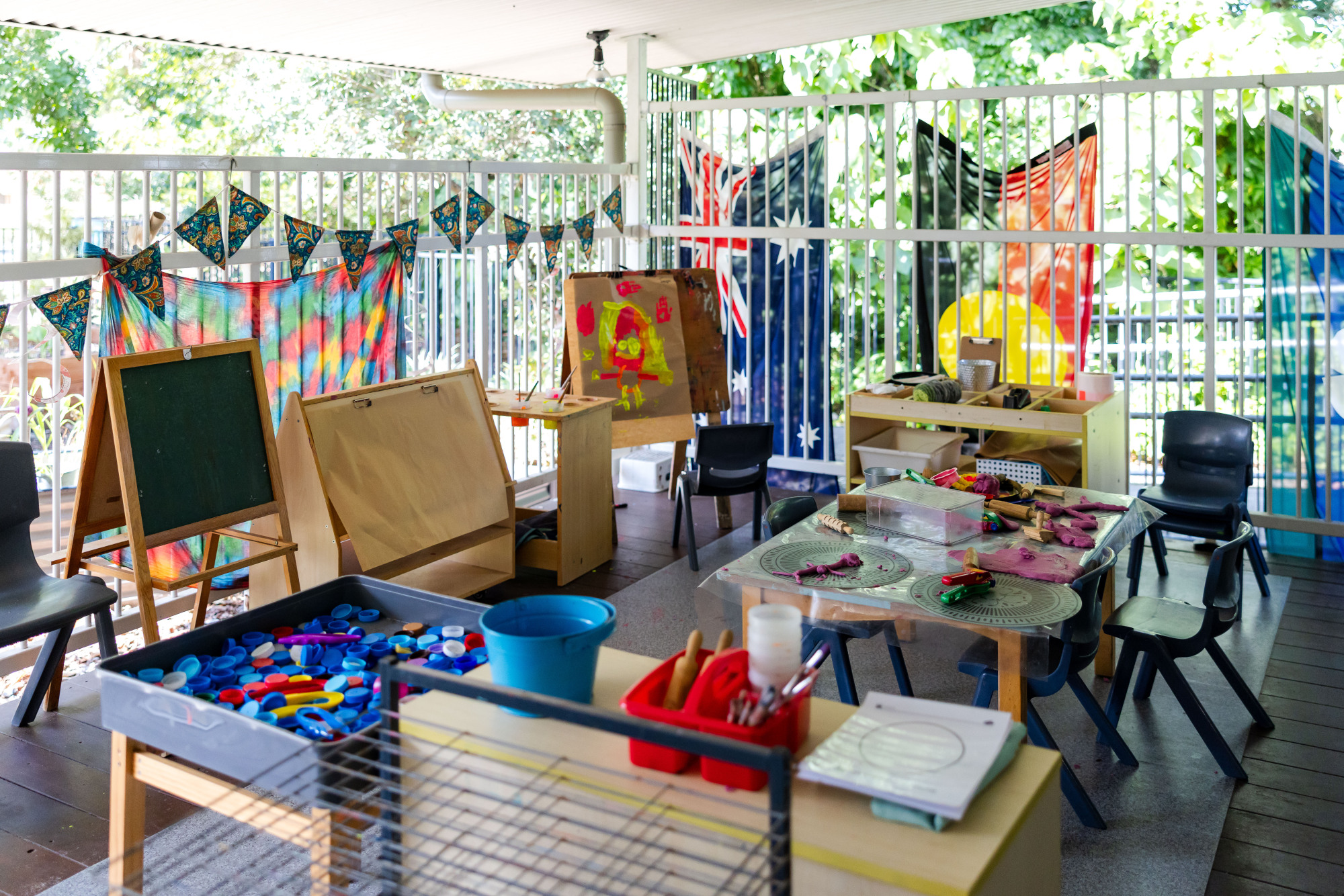 C&K Beachmere - outdoor verandah with art easels