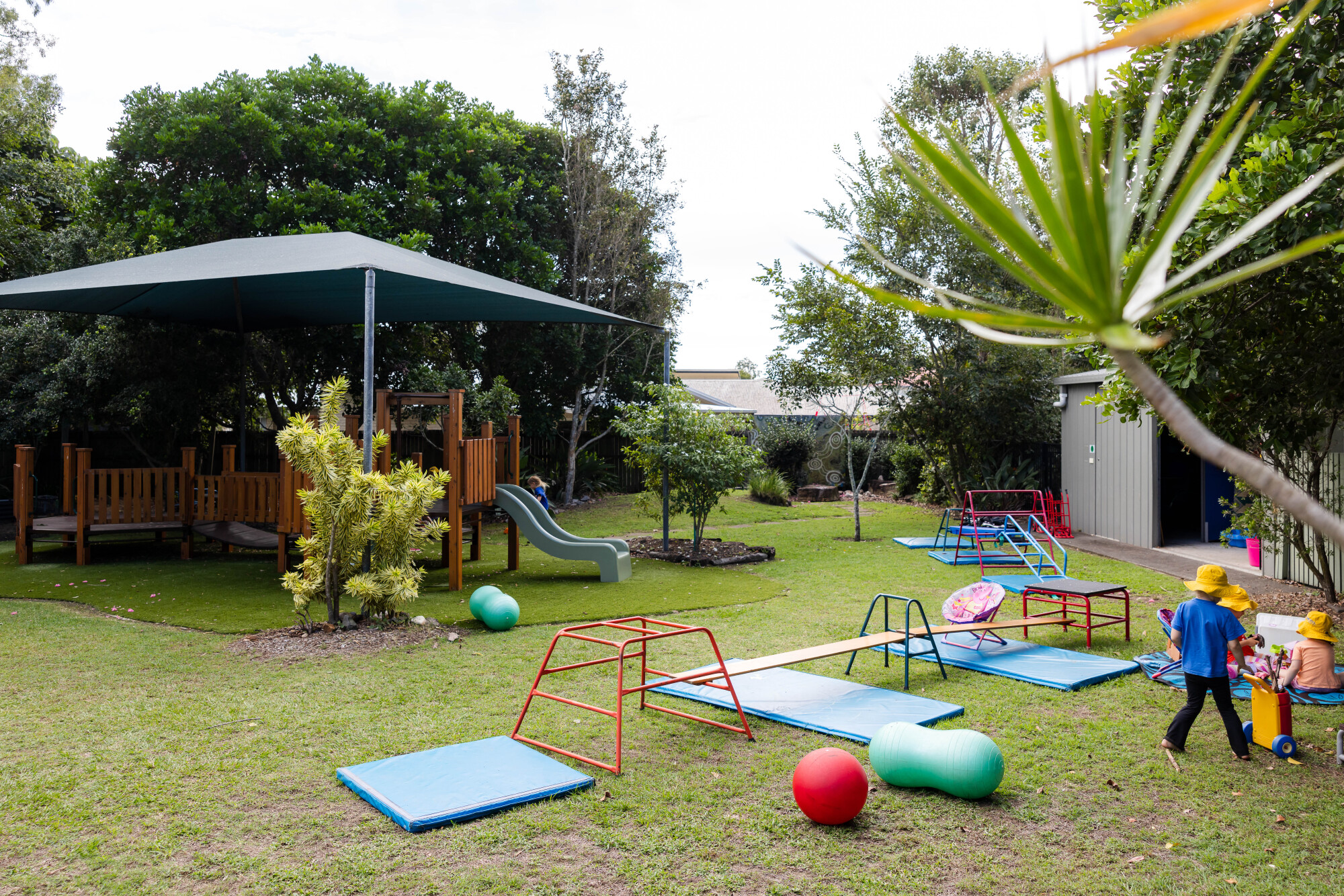 C&K Beachmere - outdoor space with obstacle course and playground fort