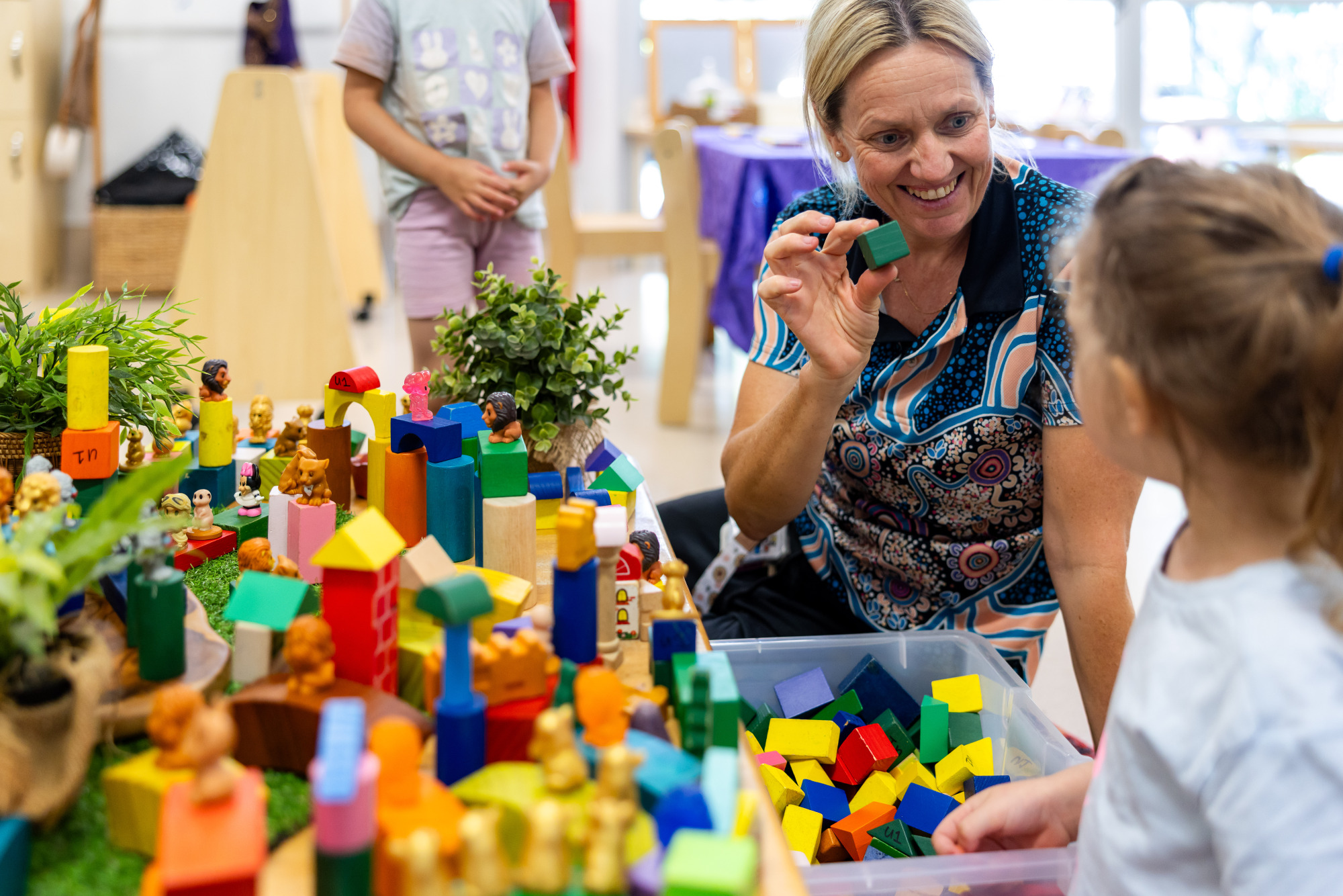 C&K Calamvale - educator and child playing with loose parts