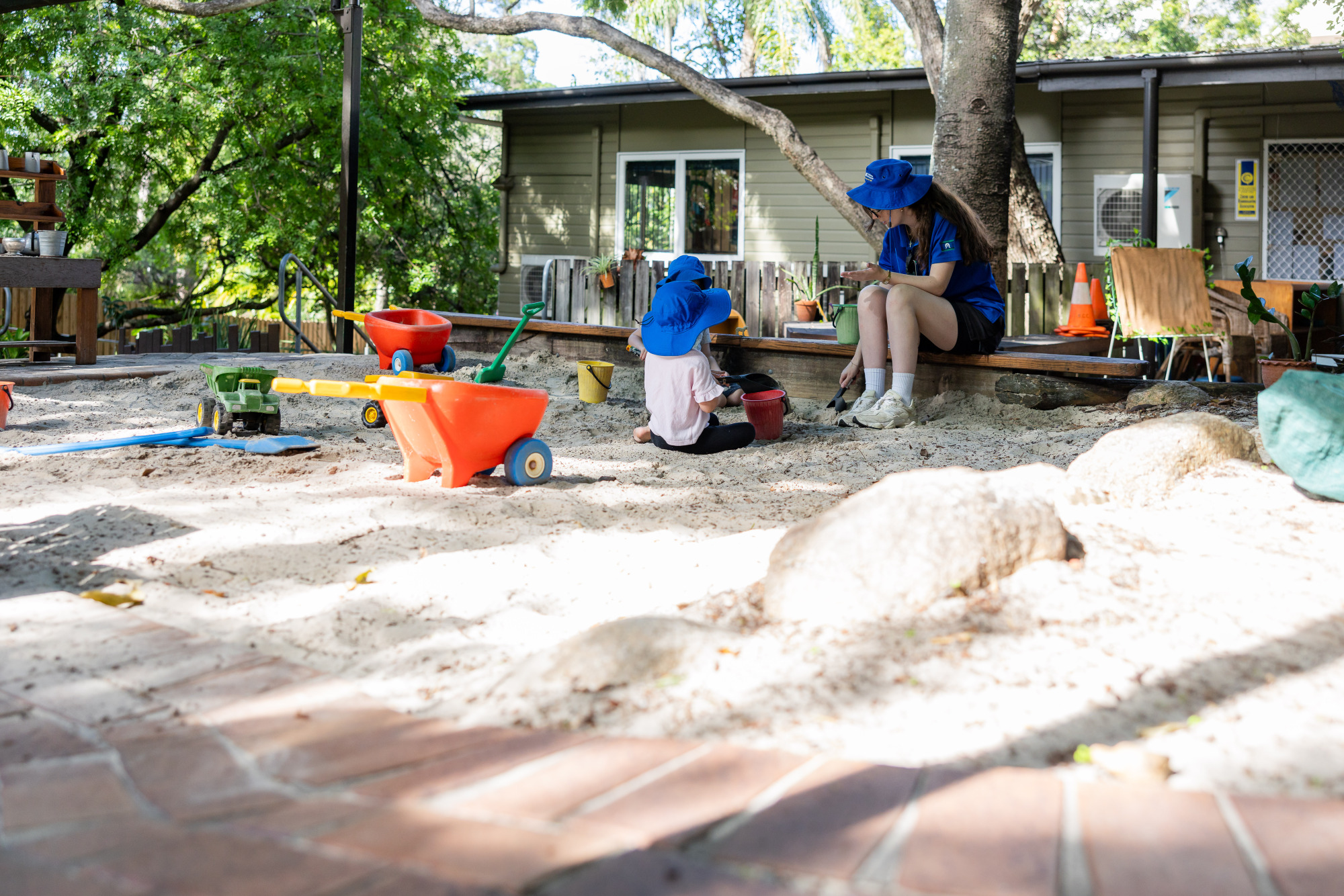C&K Indooroopilly - educator and children in the sandpit